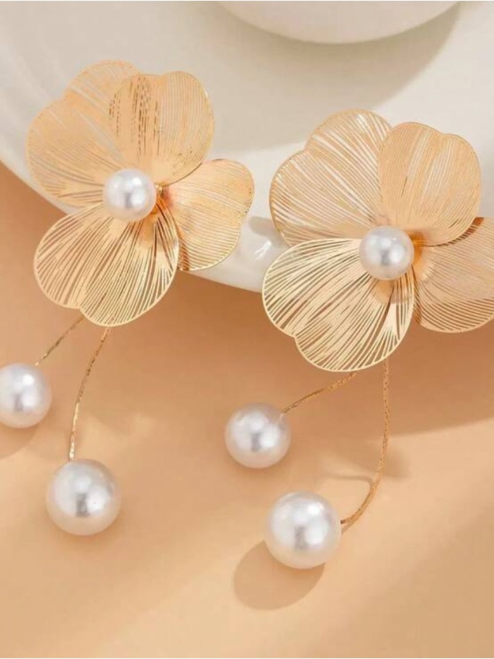 ⚪️🟡⚪️ GOLD HAWAIIAN FLORAL PEARL DROP POST EARRINGS❗️ ⚪️🟡⚪️ - Picture 2 of 3